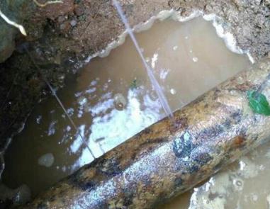 景泰楼顶渗水维修公司分享下地暖漏水的原因及检测方法。